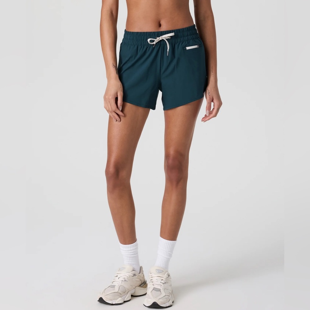 NWT Vuori Clementine Short 2.0 4” Women's Performance Shorts Size L Moss